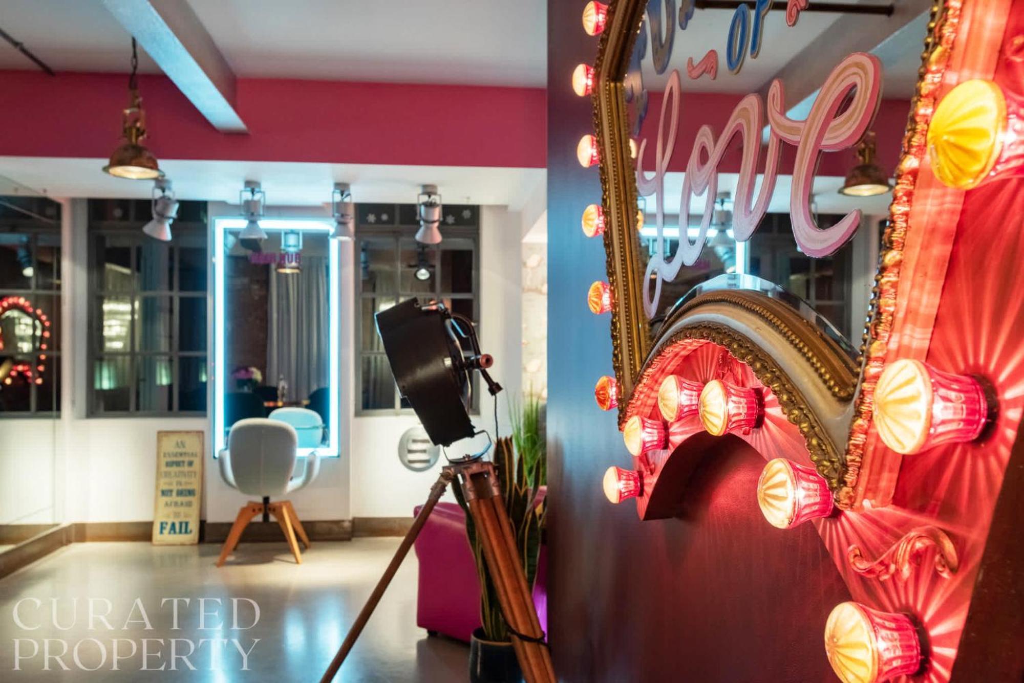 לונדון Amazingly Luxurious Loft Apartment, Soho - 3 Bedrooms, 2 Bath & Office מראה חיצוני תמונה